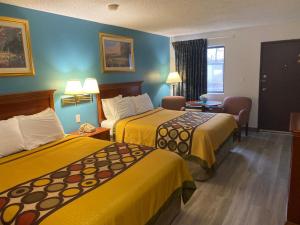 Queen Room with Two Queen Beds - Smoking room in Americas Best Value Inn West Frankfort