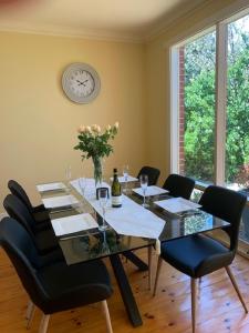 Adelaide Style Accommodation - City to Beach - Free WIFI - Free 3 car parking - Great location