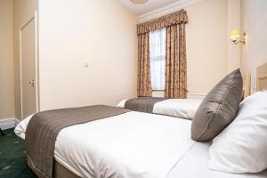 Twin Room room in Borough Arms Hotel