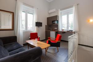 Troon of Athens Apartments