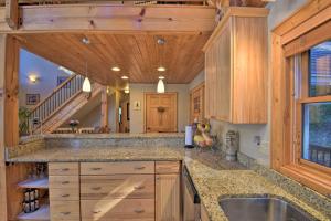 Spacious Lake Santeetlah Cottage w Lake Views!