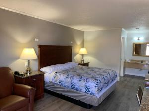 Deluxe King Room - Non-Smoking room in Motel 6 Newport News VA – Fort Eustis