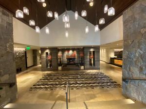 LUXURY, meters to Lionshead Gondola. THE LION