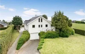 3 Bedroom Lovely Home In Hejls - Hejlsminde