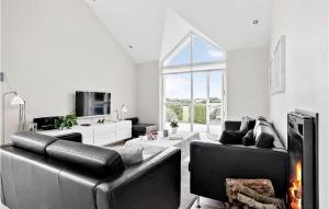 3 Bedroom Lovely Home In Hejls