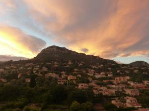 Appartements Traumhafte Ferienwohnung Nuages in der Villa-Fontaine-Vieille, Vence, Nahe Nizza : Appartement