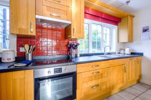 Lake Cottage - A large holiday home in Thorpeness - Close to the beach and The Meare - Aldeburgh Coastal Cottages