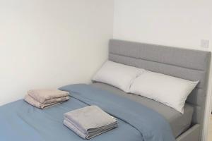 Flat 2 - Entire Modern Two Bedrooms home with en-suite & free parking close to QMC, City centre and Notts uni - Self check in