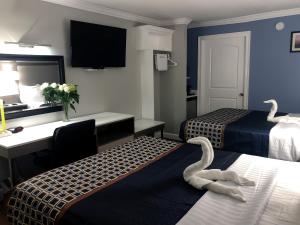 Queen Room with Two Queen Beds Non-Smoking room in Destin Inn & Suites