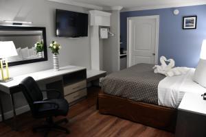 King Room Non-Smoking room in Destin Inn & Suites