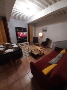 Appartements MAISON 100 M2, Terrasse 25 m2, Clim, 3 chbs avec tv, parking : photos des chambres