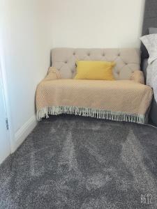 Flat 1 - Entire Modern Studio with en-suite and free Parking close to QMC, City centre & Notts Uni