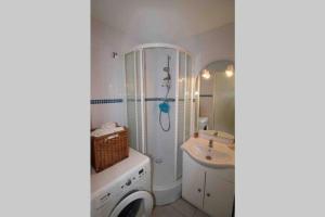 Les Capitelles Bord de plage avec grande piscine - Vue montagne - Balcon