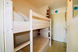 Les Capitelles Bord de plage avec grande piscine - Vue montagne - Balcon