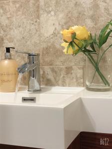 Flat 2 - Entire Modern Two Bedrooms home with en-suite & free parking close to QMC, City centre and Notts uni - Self check in