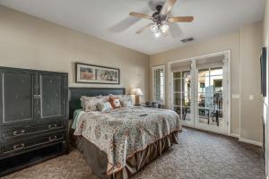 Three-Bedroom Apartment room in (L48) Premier Location At Clubhouse Condo
