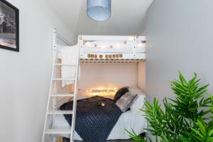 Hollywood House - Sleeps 10 Guests