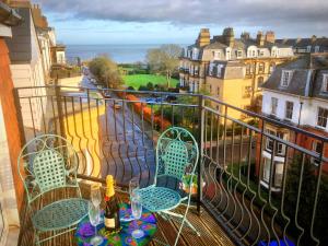 Superb Scarborough Penthouse with Balcony, lift, parking, views