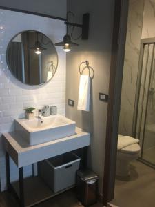 Phòng Giường Đôi Lớn Loại Sang (Deluxe Queen Room)