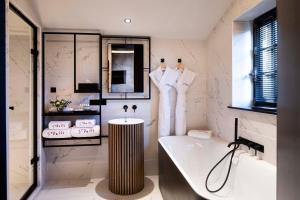 Hotels Hotel Saint-Delis - La Maison du Peintre - Relais & Chateaux : Suite Junior avec Douche-Hammam et Baignoire de Balnéothérapie