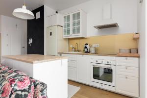 Rozłogi Sunny Apartment by BookingHost