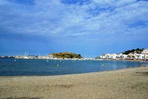Three-Bedroom Apartment room in PORT MONTURIOL 8