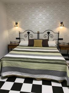 Double Room with Extra Bed room in Hostal El Lechuguero