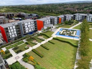 iSTAY APARTMENTS at VIZION - Fully Equipped Modern Serviced Apartments with Balconies, Superfast Broadband, Free Allocated Parking Space, 24h Security, Rooftop Gardens, Located in Central MK