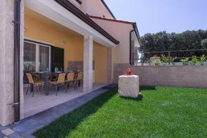 Charming villa Aurora with private pool 200m from the beach for up to 10 persons - WiiBuk