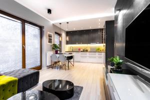 Elegant Business Accommodation with Parking - by Upstairs