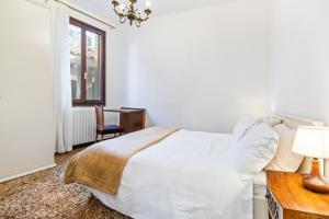 Three-Bedroom Apartment room in Del Remer Apartment - 5mins from San Marco sq