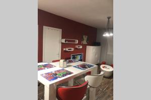 Appartements APPARTEMENT STYLE POP ART avec GARAGE CENTRE HISTORIQUE BEZIERS : photos des chambres