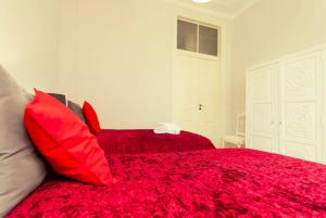 Charm Homes Lisbon Historic Balcony & Art