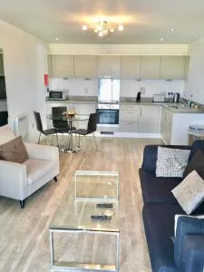 New Central Woking 1 and 2 Bedroom Apartments with Free Gym, close to Train Station - Send
