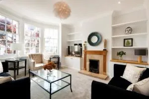 Modern Family Home in London Close to Amenities and Train - London