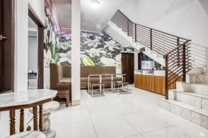 RedDoorz near Tomang 2