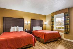 Queen Room with Two Queen Beds - Non-Smoking room in Rodeway Inn