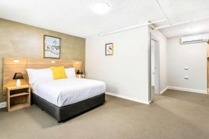Efficiency Double Room - Accessible/Non-Smoking room in Quality Inn Sunshine Haberfield