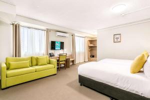 Efficiency Queen Room with Sofa-Bed - Non-Smoking room in Quality Inn Sunshine Haberfield