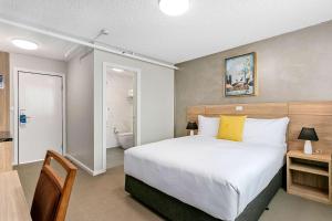 Efficiency Queen Room - Non-Smoking room in Quality Inn Sunshine Haberfield