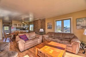 East of the Sun Beachside Apartment with Deck!