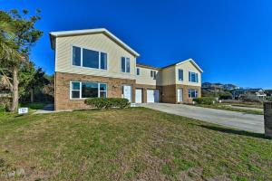 ‘1 Ocean Fun: Emerald Isle Apt, Steps to Beaches!