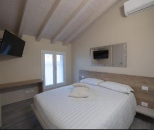 Zimmer mit Kingsize-Bett und Balkon