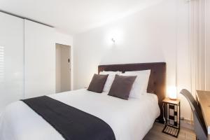 D&E - PARIS-DISNEY - HOLIDAYS APARTMENT - APPARTEMENT DE VACANCES - 5 CHAMBRES- 5 SDB - 5 BEDROOMS - 5 BATHROOMS - Netflix