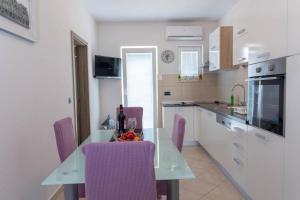 Apartments with a parking space Rogoznica 18086