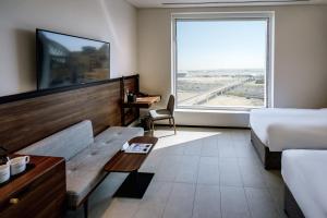 Ideal Twin Room with City View room in FORM Hotel Dubai a member of Design Hotels™