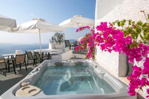 Superior Suite with Hot Tub & Caldera View