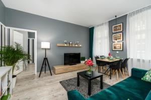 Deluxe Old Town Apartment by Renters