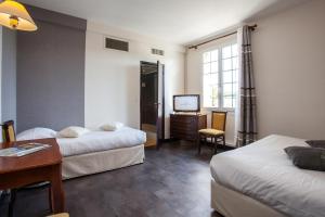 Hotels Hotel Restaurant Plaisance-Piscine couverte et chauffee- Proche Sarlat- : Chambre Triple