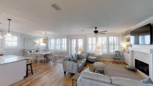 Sea Salt - 5 Bedroom Ocean front Pool home - sleeps up to 12! home, Nyaralók - Coquina Gables